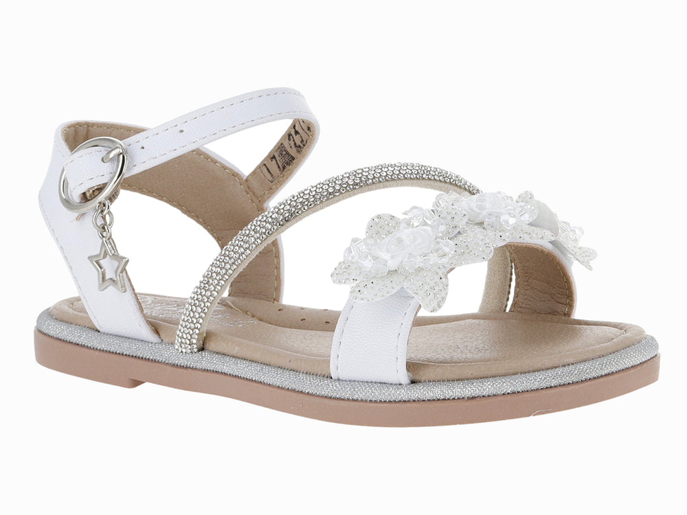 Sandalia blanca para niña con correa plateada brillante, detalle de flor y dije de estrella.