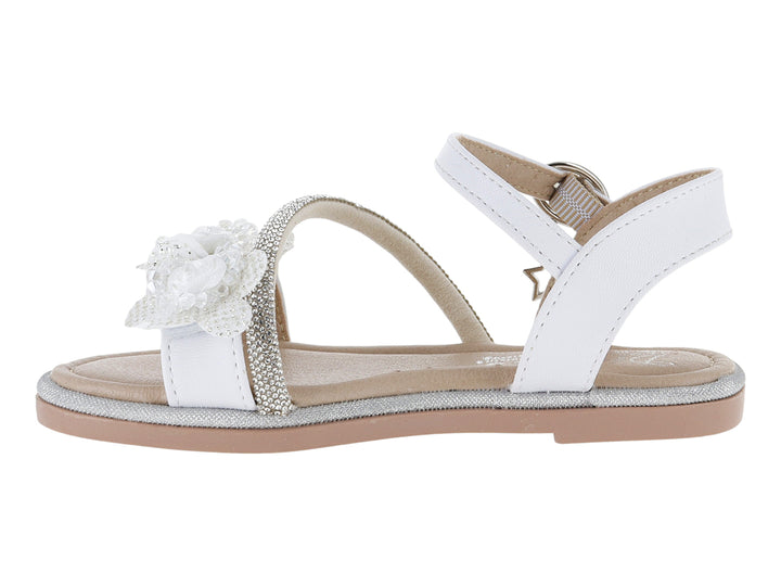 Sandalia blanca para niña con correa plateada brillante, detalle de flor y dije de estrella.