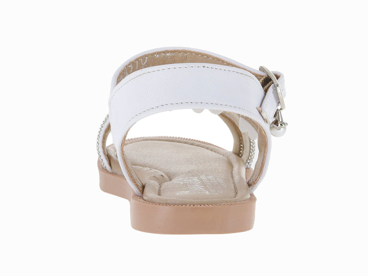 Sandalia blanca para Niña con adornos de flores y tiras brillantes en la parte frontal.