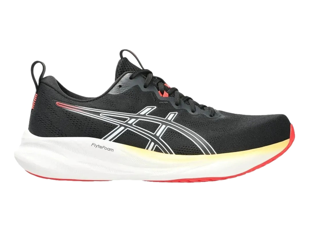 Tenis deportivos Asics color negro con suela blanca y detalles en rojo y amarillo.