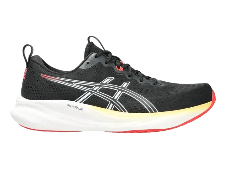 Tenis deportivos Asics color negro con suela blanca y detalles en rojo y amarillo.