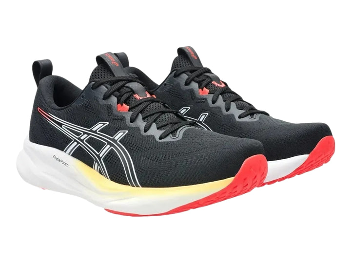 Tenis deportivos Asics color negro con suela blanca y detalles en rojo y amarillo.