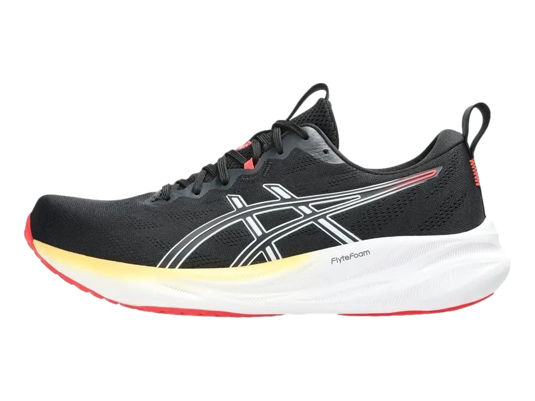 Tenis deportivos Asics color negro con suela blanca y detalles en rojo y amarillo.