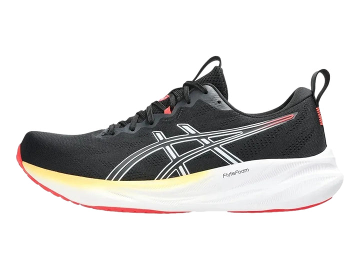 Tenis deportivos Asics color negro con suela blanca y detalles en rojo y amarillo.