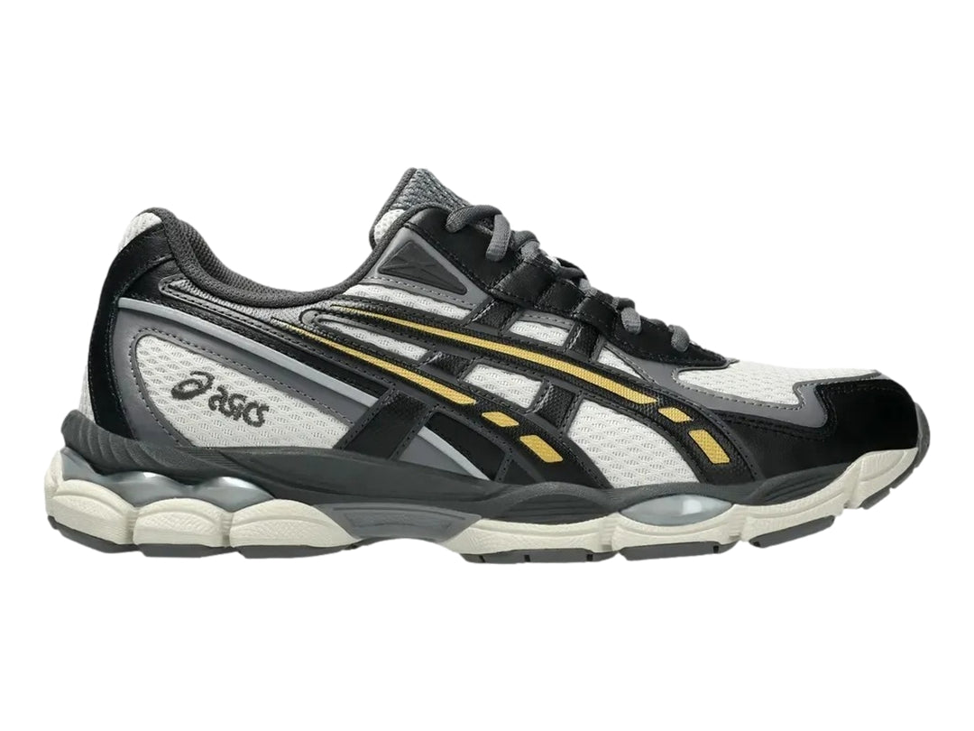 Tenis ASICS GEL-NYC 2055 en colores gris humo y obsidiana con detalles amarillos y suela amortiguada.