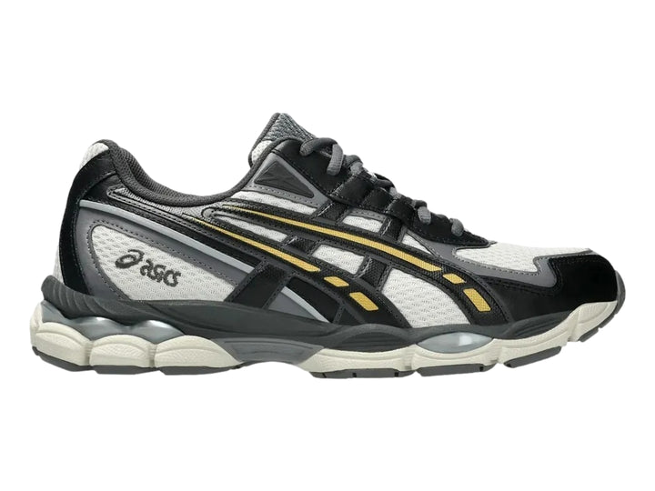Tenis ASICS GEL-NYC 2055 en colores gris humo y obsidiana con detalles amarillos y suela amortiguada.