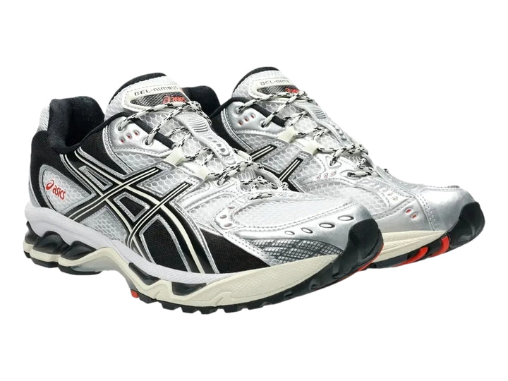 Tenis deportivos ASICS Gel-Nimbus 10.1 en colores blanco, negro y gris con detalles en rojo.