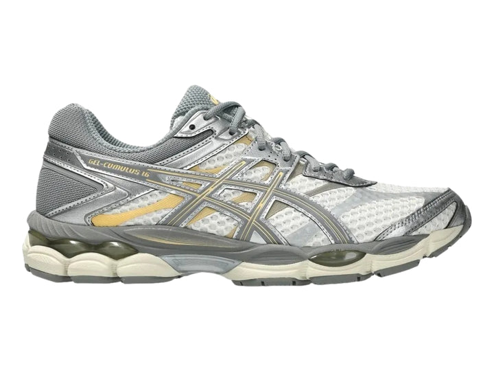 Tenis deportivos ASICS Gel-Cumulus 16 en color gris y crema con detalles en malla y suela amortiguada.