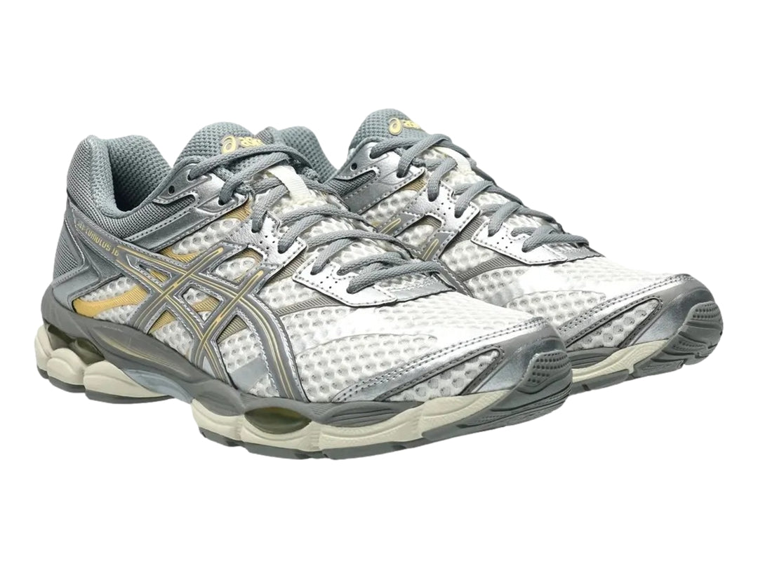 Tenis deportivos ASICS Gel-Cumulus 16 en color gris y crema con detalles en malla y suela amortiguada.