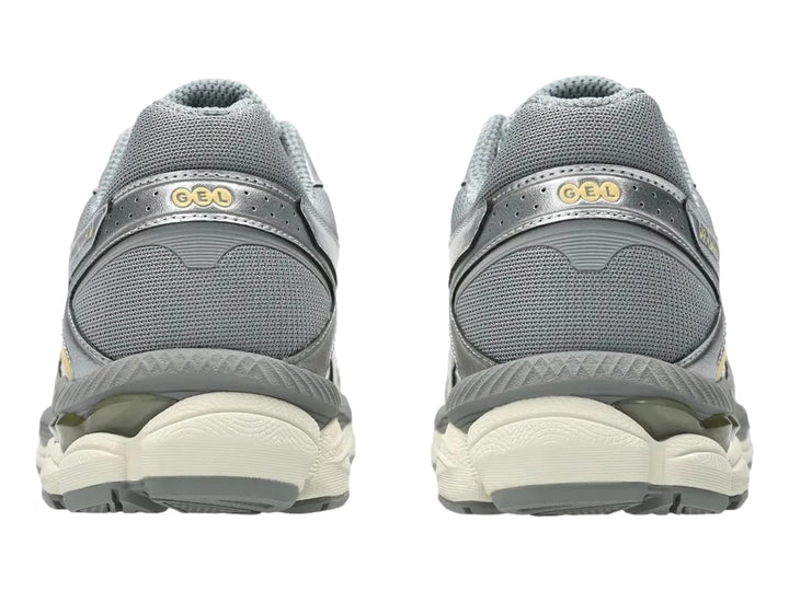 Tenis deportivos ASICS Gel-Cumulus 16 en color gris y crema con detalles en malla y suela amortiguada.