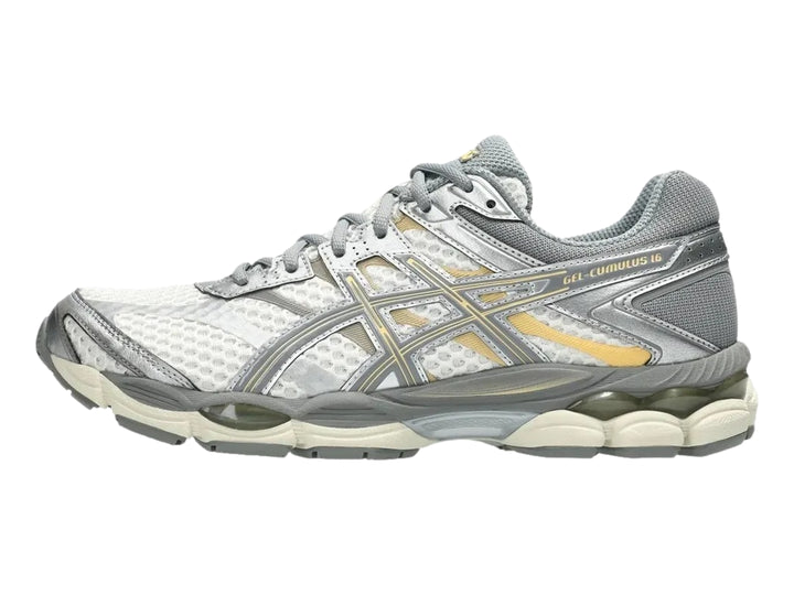 Tenis deportivos ASICS Gel-Cumulus 16 en color gris y crema con detalles en malla y suela amortiguada.