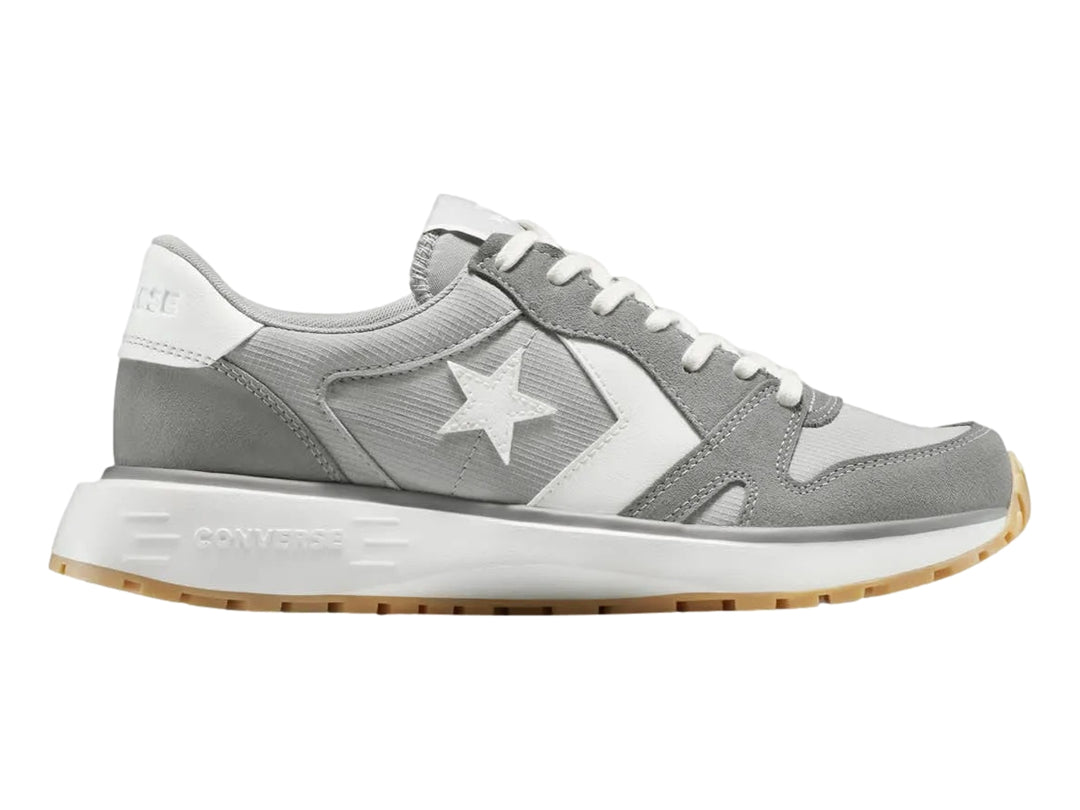 Tenis Converse Omni Trainer color gris y blanco con suela de goma color miel.