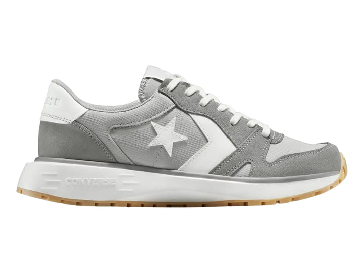Tenis Converse Omni Trainer color gris y blanco con suela de goma color miel.