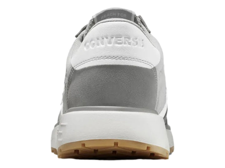 Tenis Converse Omni Trainer color gris y blanco con suela de goma color miel.