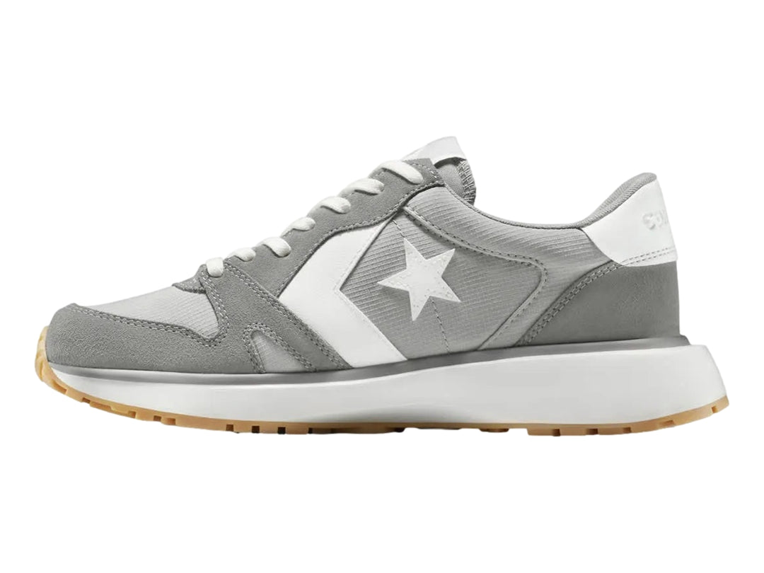 Tenis Converse Omni Trainer color gris y blanco con suela de goma color miel.