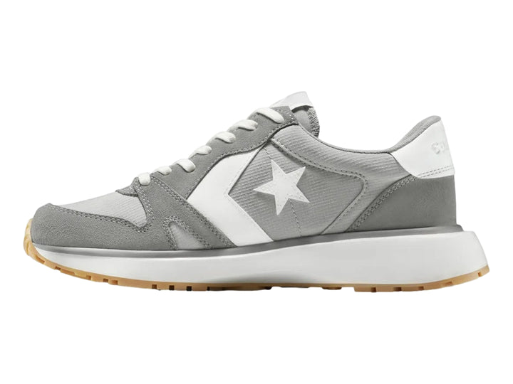 Tenis Converse Omni Trainer color gris y blanco con suela de goma color miel.