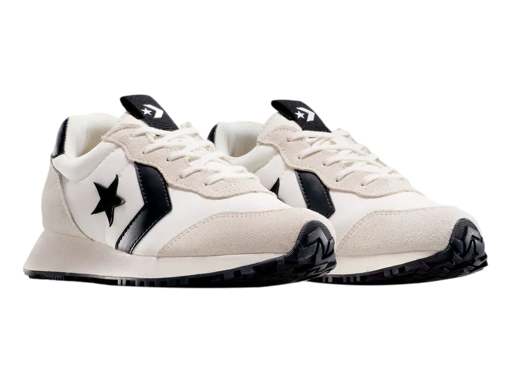 Tenis Converse Omega Trainer blancos con detalles y suela negra para niño.