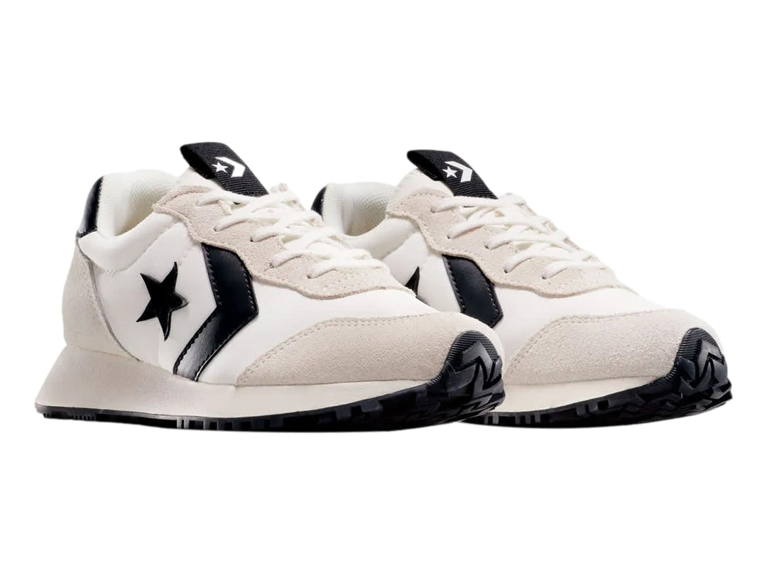 Tenis Converse Omega Trainer blancos con detalles y suela negra para niño.