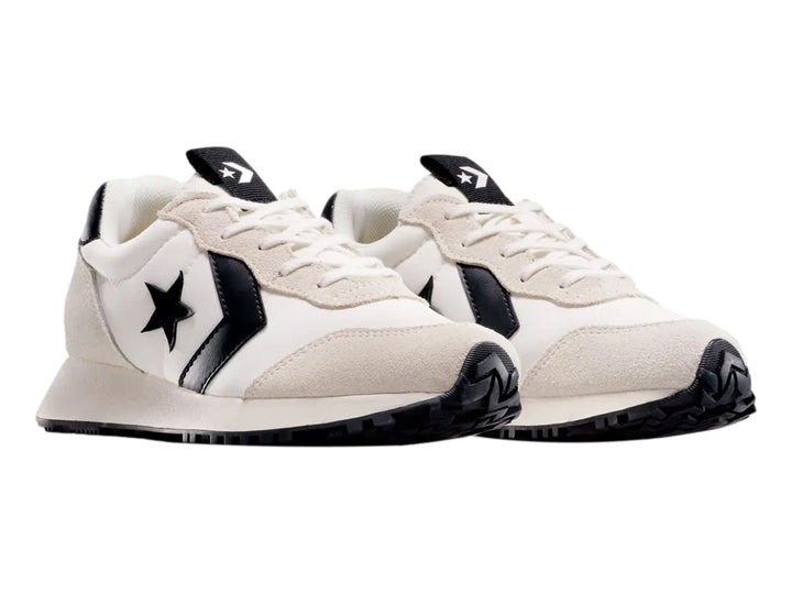 Tenis Converse Omega Trainer blancos con detalles y suela negra para niño.