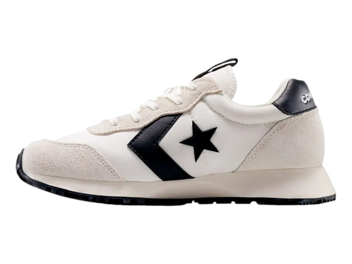 Tenis Converse Omega Trainer blancos con detalles y suela negra para niño.