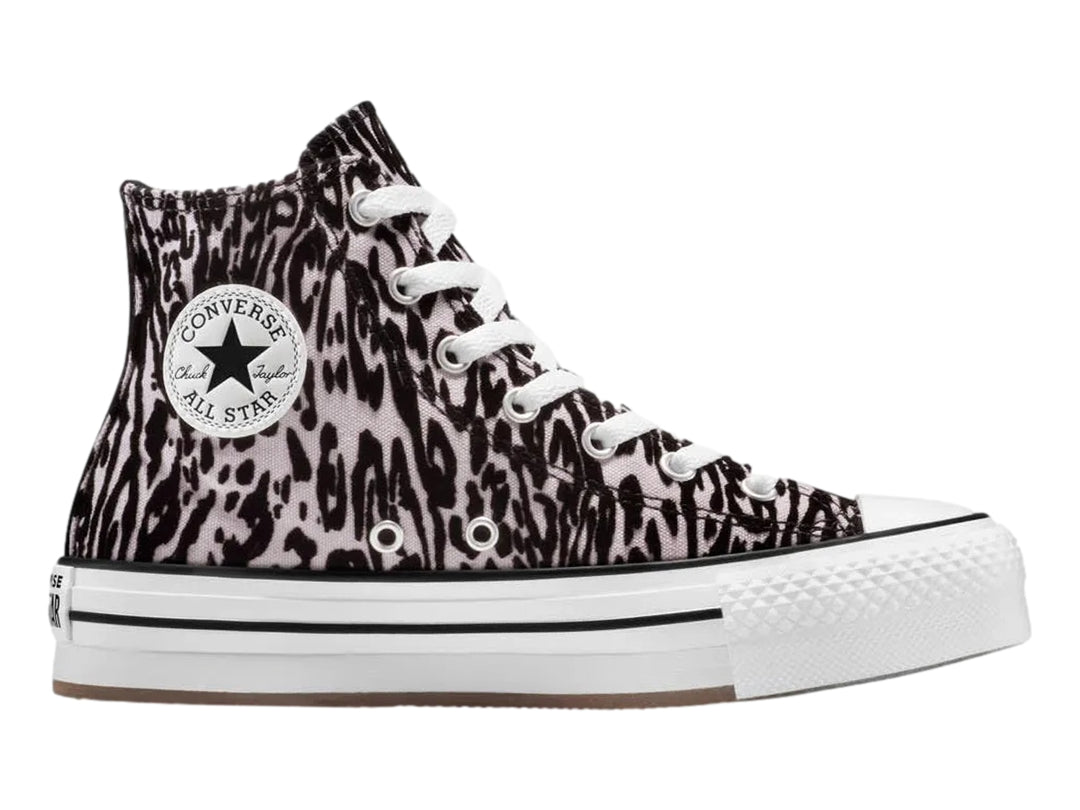 Tenis Converse de bota con estampado animal en tonos morado y negro con suela blanca elevada.