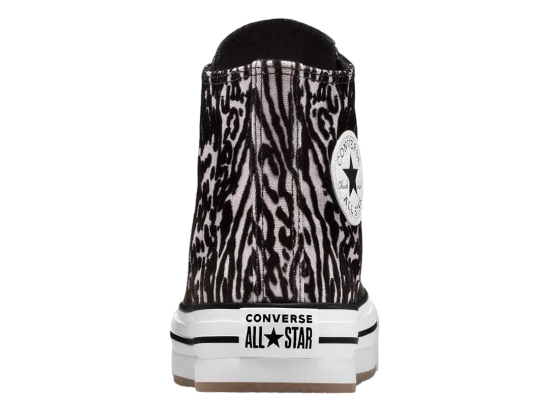 Tenis Converse de bota con estampado animal en tonos morado y negro con suela blanca elevada.