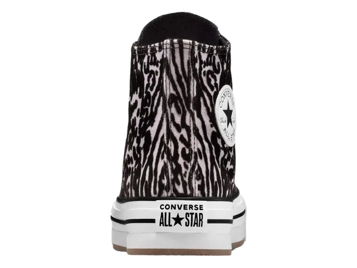 Tenis Converse de bota con estampado animal en tonos morado y negro con suela blanca elevada.