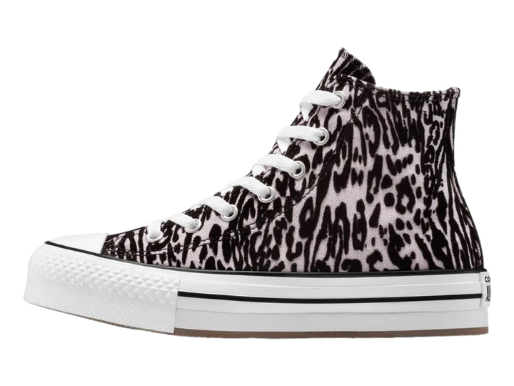 Tenis Converse de bota con estampado animal en tonos morado y negro con suela blanca elevada.