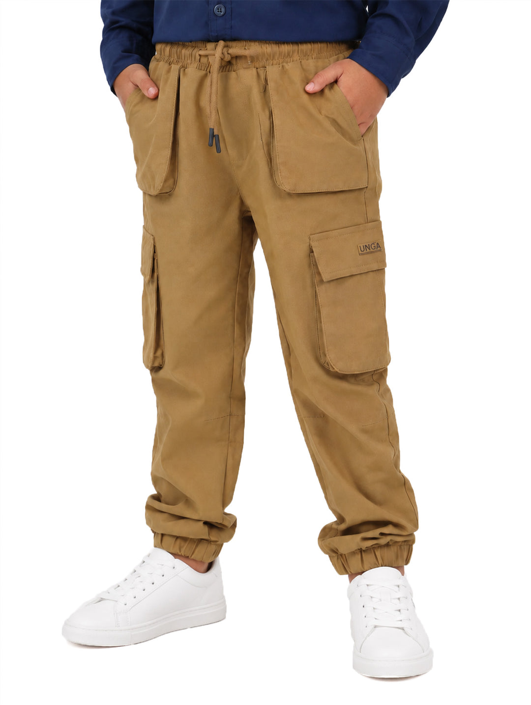 Pantalón cargo jogger color khaki para niño con bolsillos laterales y cintura ajustable.