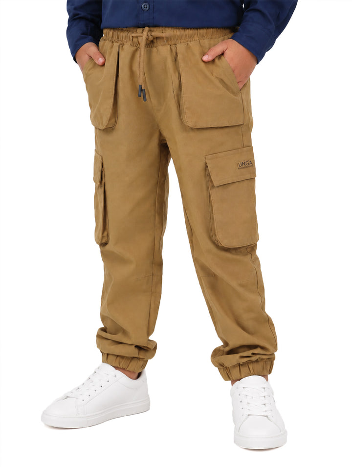 Pantalón cargo jogger color khaki para niño con bolsillos laterales y cintura ajustable.