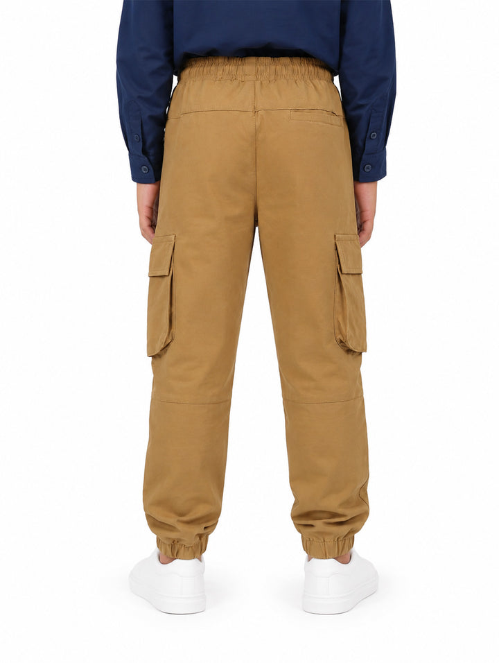 Pantalón cargo jogger color khaki para niño con bolsillos laterales y cintura ajustable.