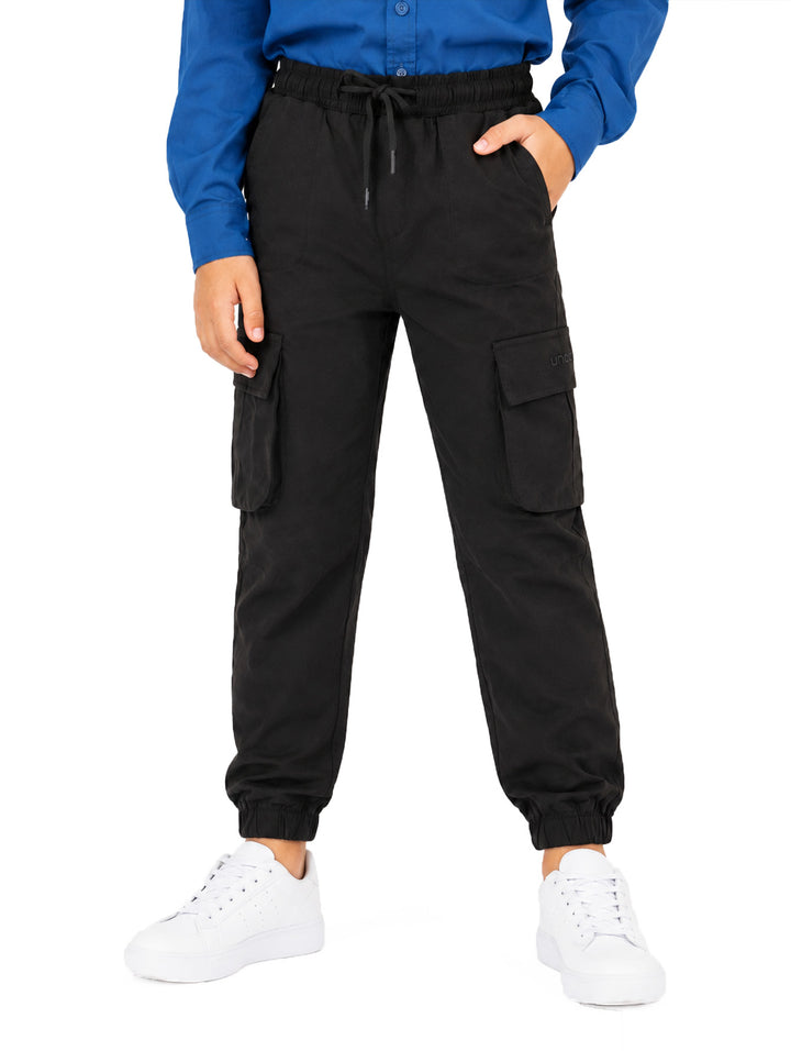 Pantalón cargo jogger color negro para niño con bolsillos laterales y cintura ajustable.