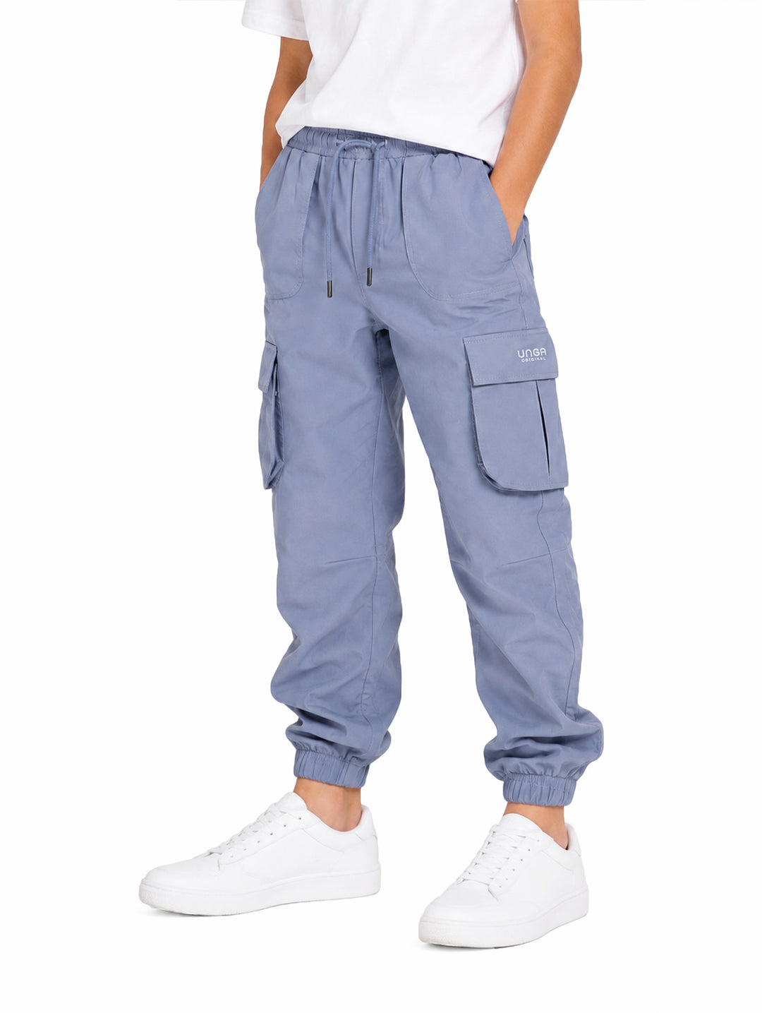 Pantalón jogger cargo color azul con bolsillos laterales y cintura elástica para niño.