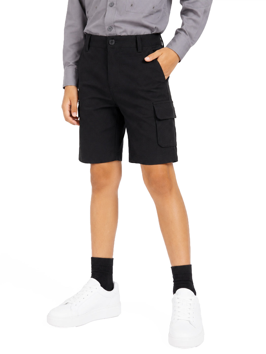 Bermuda color negro estilo cargo para niño, combinada con camisa gris y tenis blancos.