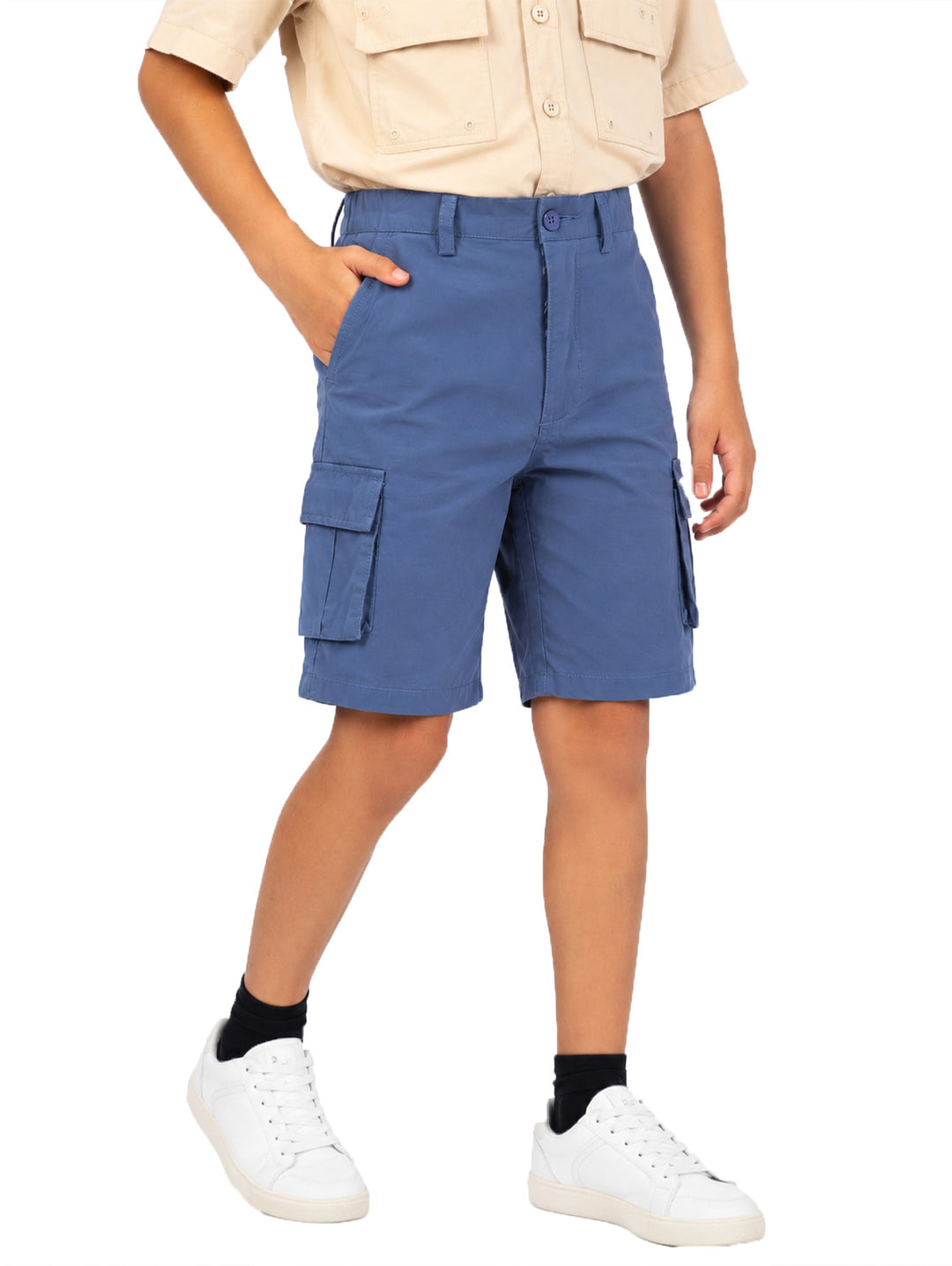 Bermudas color azul para niño con bolsillos laterales tipo cargo y cintura ajustable.