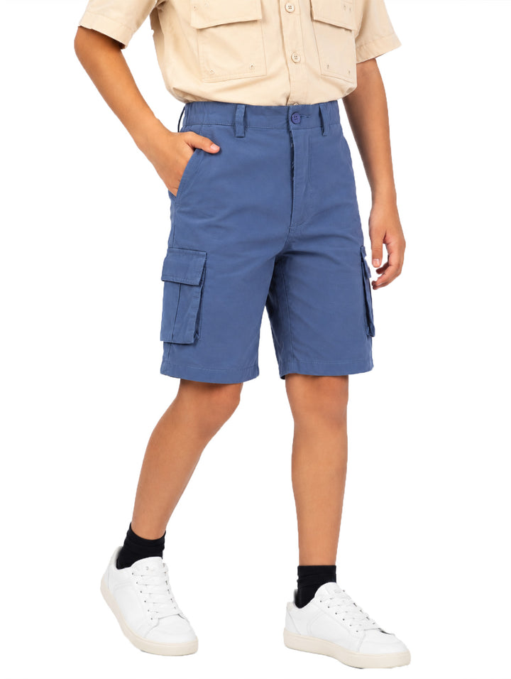 Bermudas color azul para niño con bolsillos laterales tipo cargo y cintura ajustable.