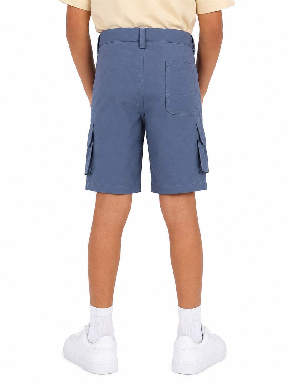 Bermudas color azul para niño con bolsillos laterales tipo cargo y cintura ajustable.