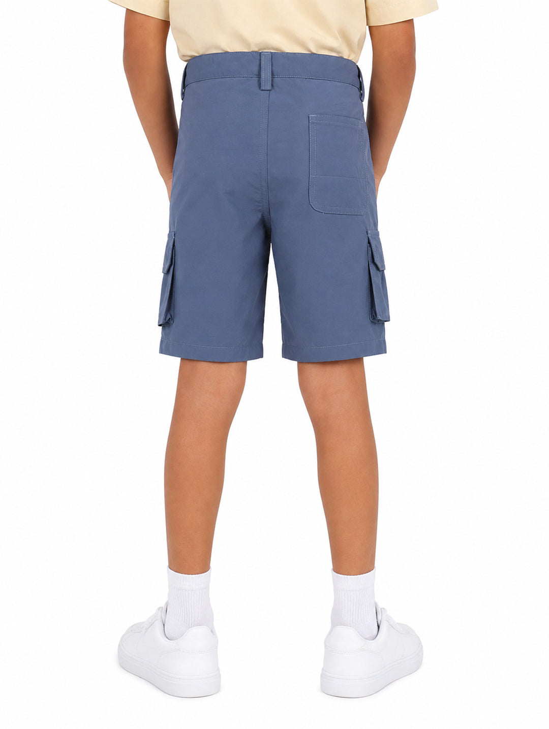 Bermudas color azul para niño con bolsillos laterales tipo cargo y cintura ajustable.