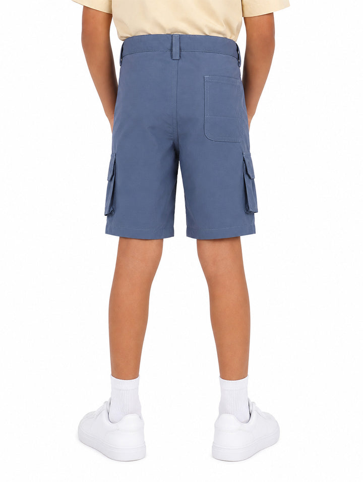 Bermudas color azul para niño con bolsillos laterales tipo cargo y cintura ajustable.