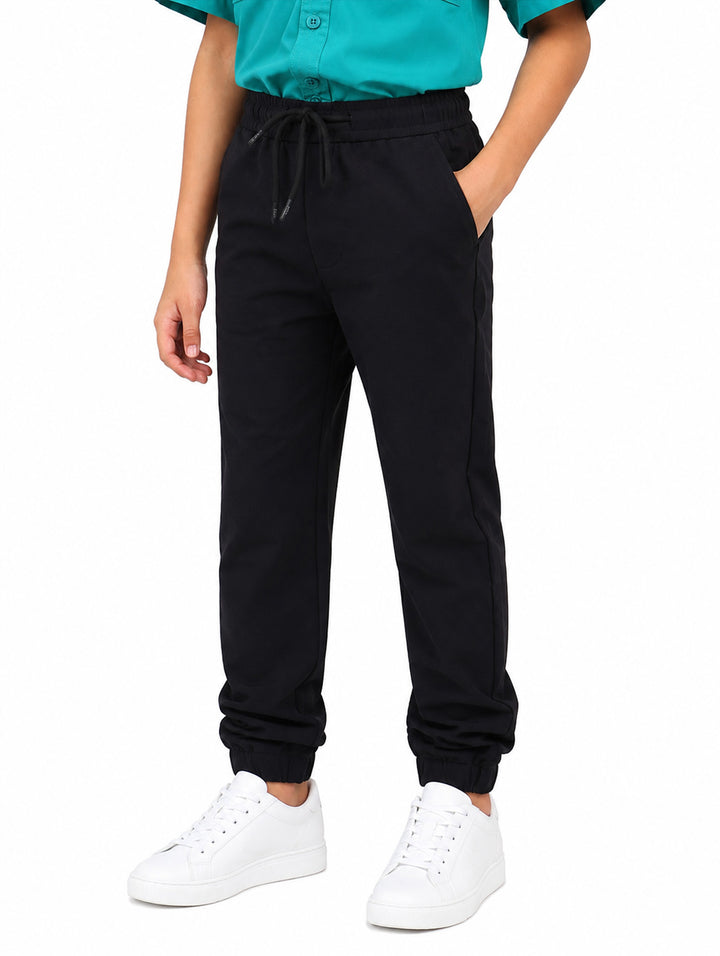 Pantalón negro para niño con cintura elástica y jareta, estilo casual.