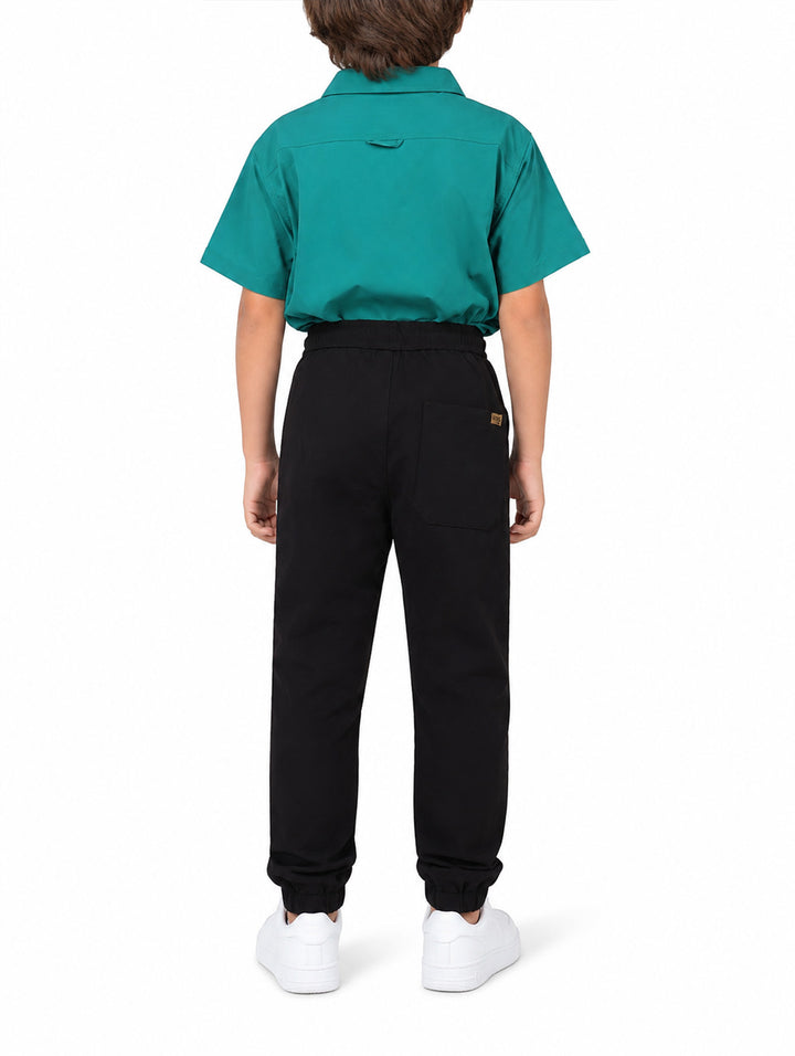 Pantalón negro para niño con cintura elástica y jareta, estilo casual.