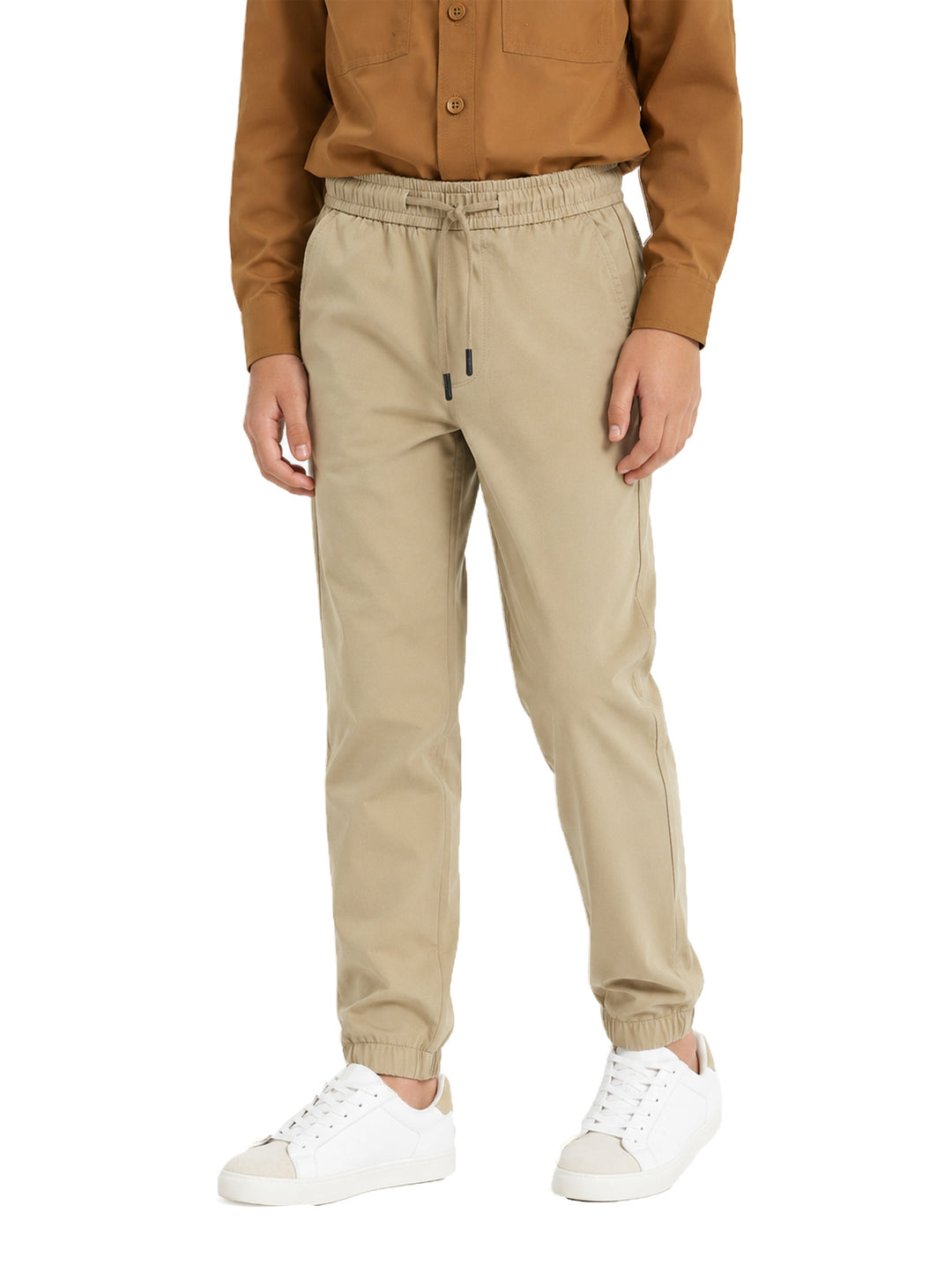 Pantalón color khaki para niño con cintura elástica y jareta, estilo casual.