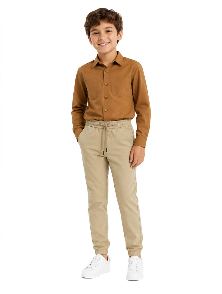 Pantalón color khaki para niño con cintura elástica y jareta, estilo casual.