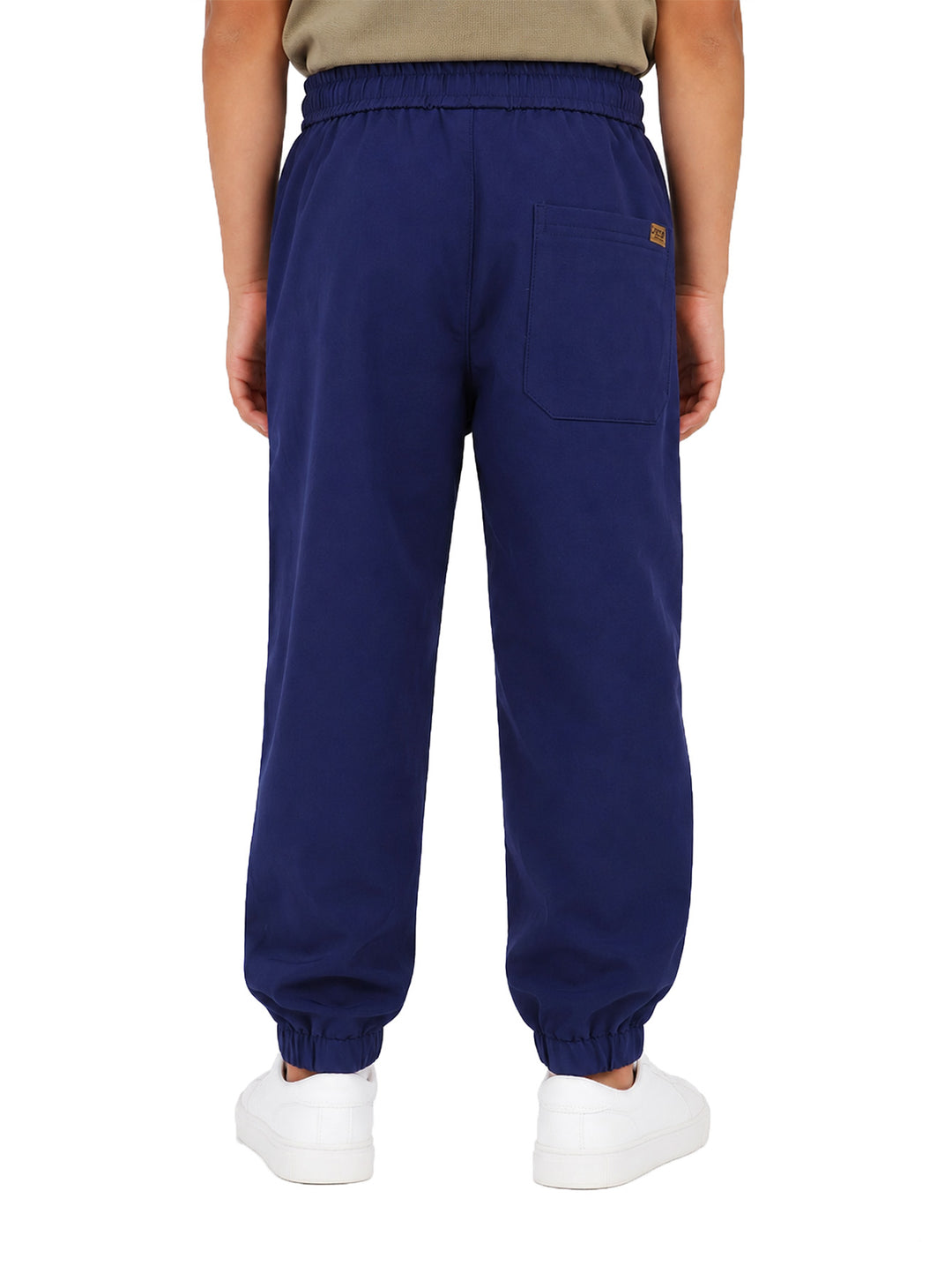 Pantalón azul marino para niño con cintura ajustable de jareta y puños en los tobillos.