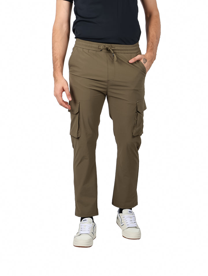 Hombre vistiendo pantalón cargo color verde con cintura de jareta y bolsillos laterales.
