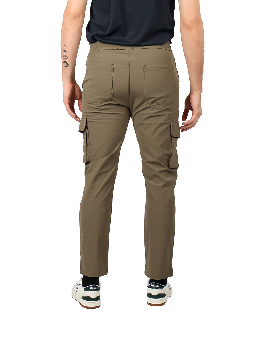 Hombre vistiendo pantalón cargo color verde con cintura de jareta y bolsillos laterales.