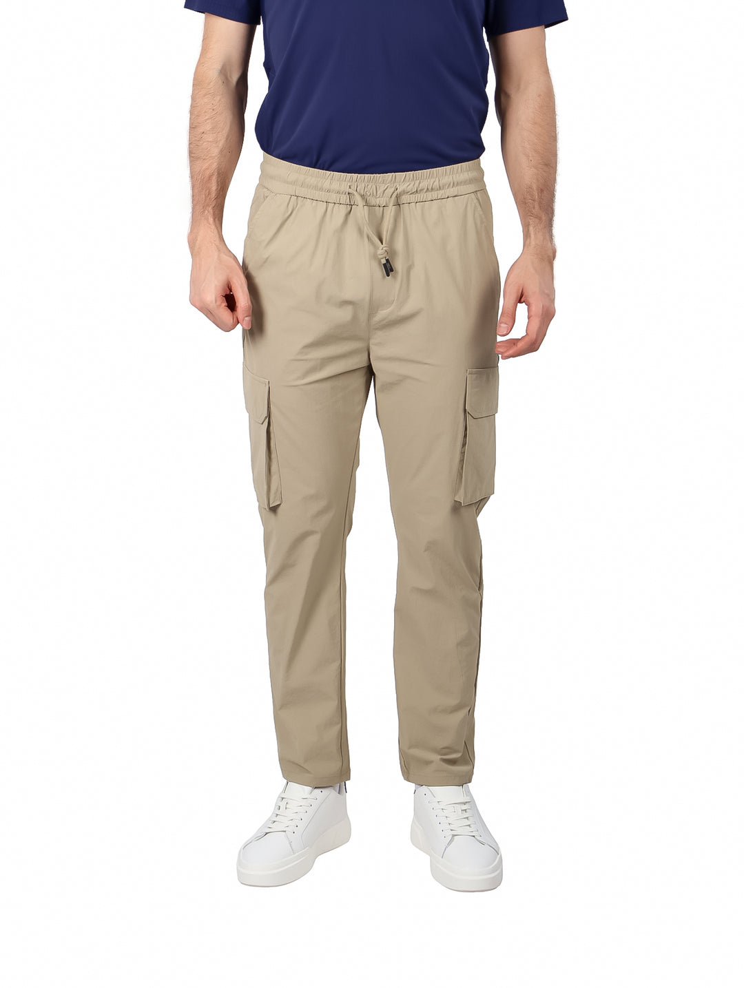 Hombre vistiendo pantal�n cargo color khaki con cintura el�stica y jareta.