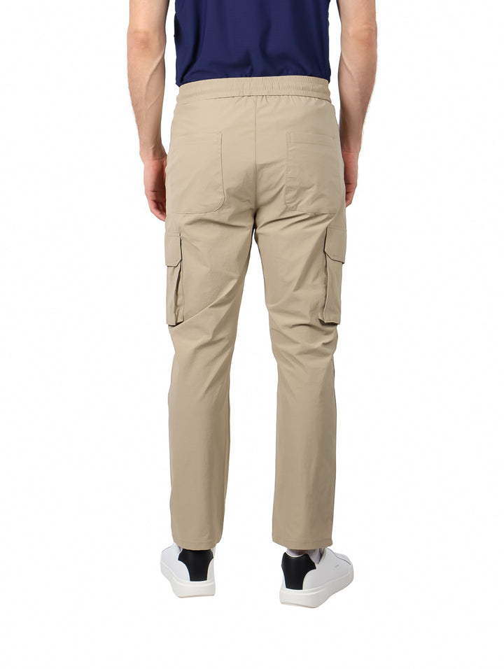 Hombre vistiendo pantalón cargo color khaki con cintura elástica y jareta.