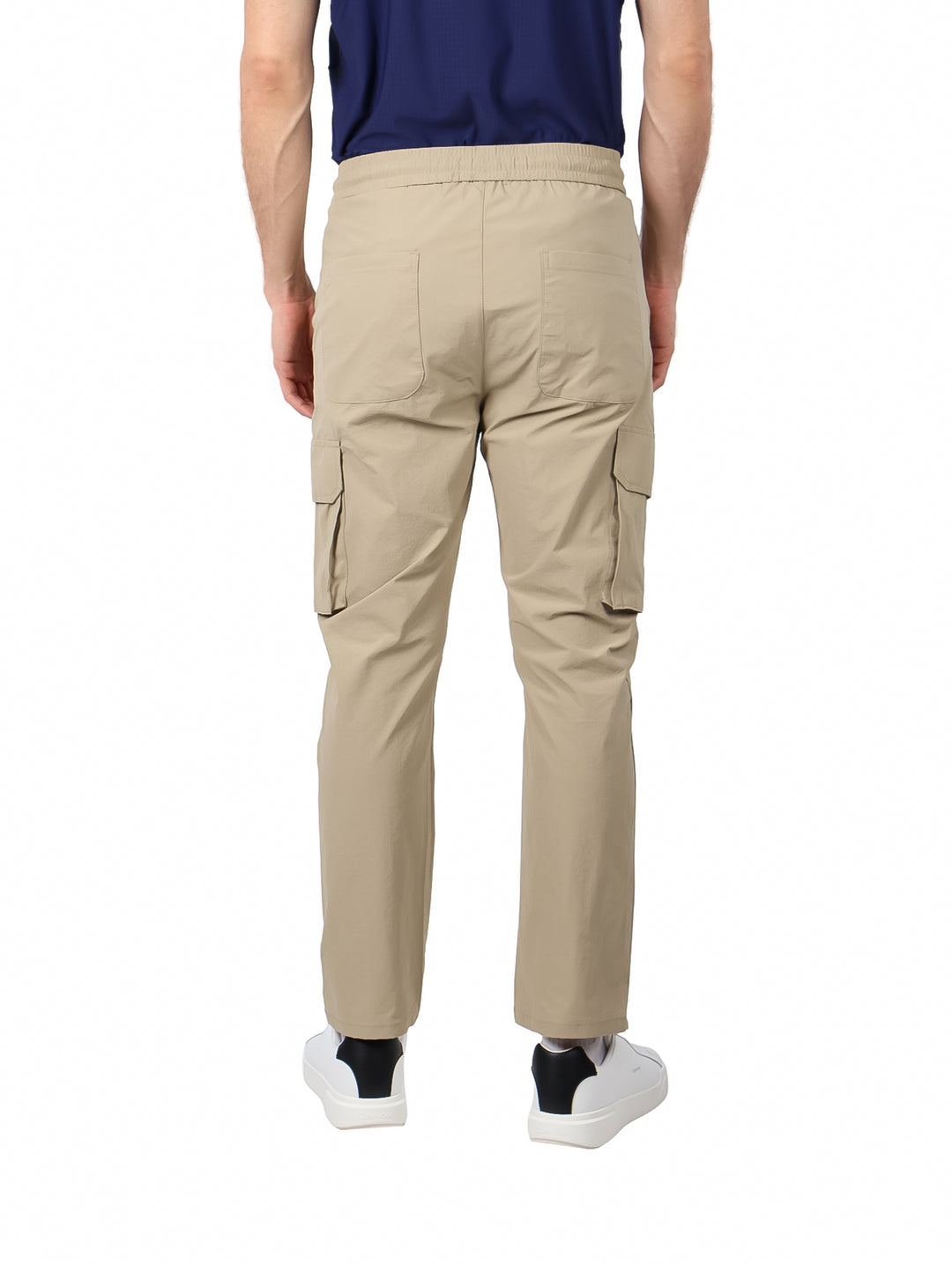 Hombre vistiendo pantal�n cargo color khaki con cintura el�stica y jareta.