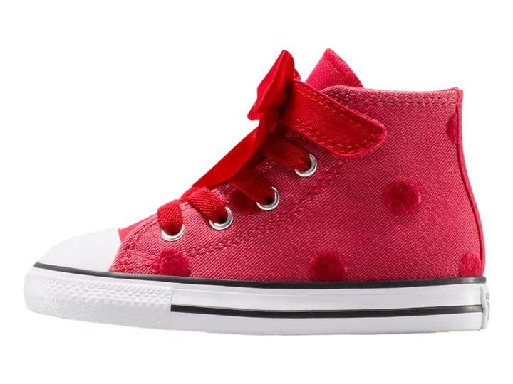 Tenis Converse rojos de bota con moño decorativo y suela blanca.